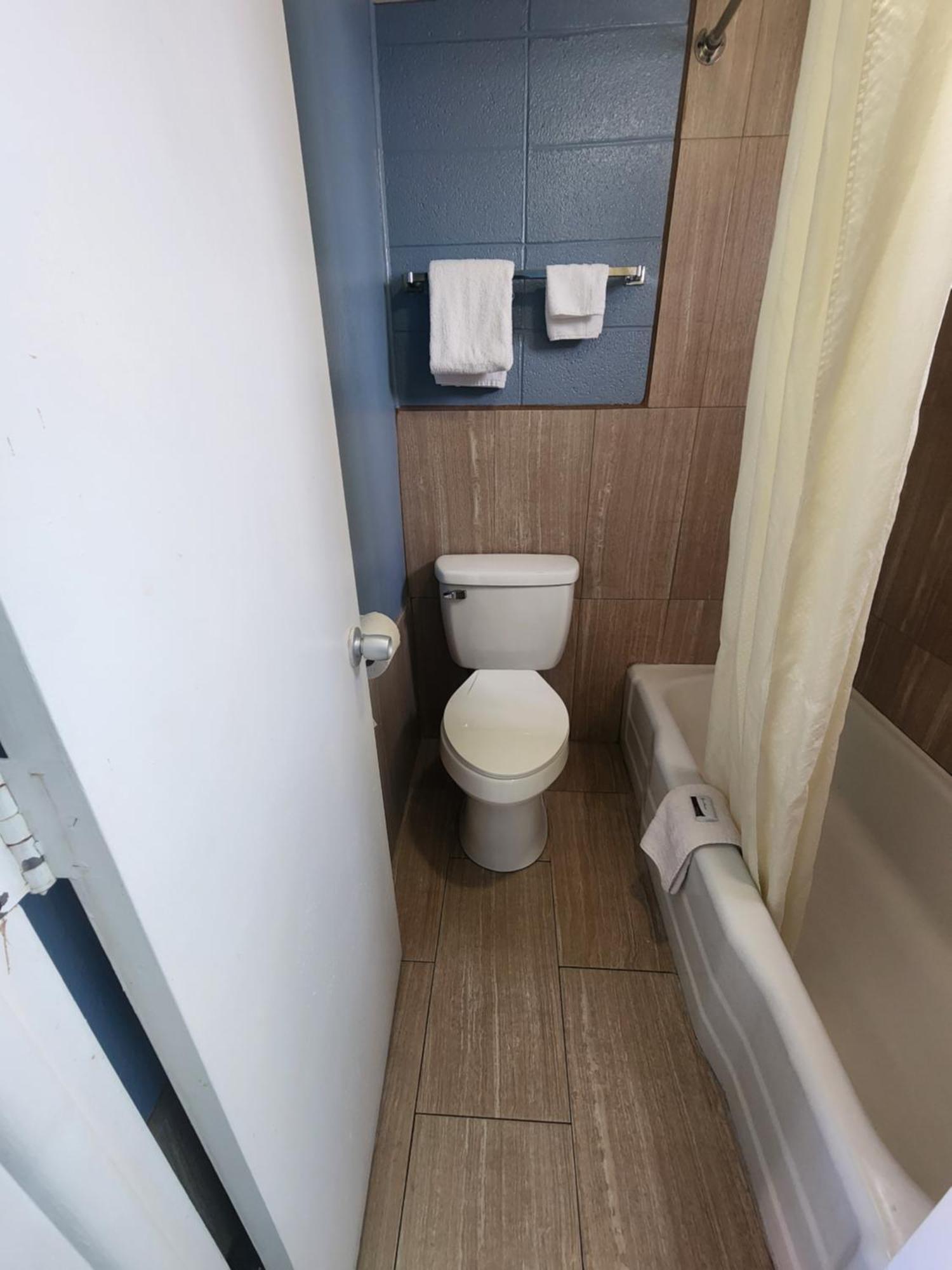 קרת'ג' Guest House Motel מראה חיצוני תמונה