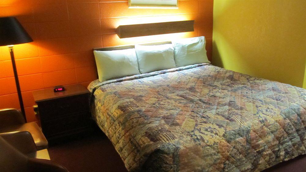קרת'ג' Guest House Motel מראה חיצוני תמונה