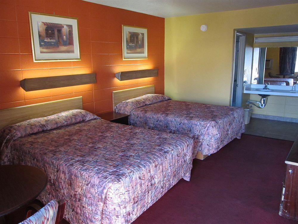 קרת'ג' Guest House Motel מראה חיצוני תמונה