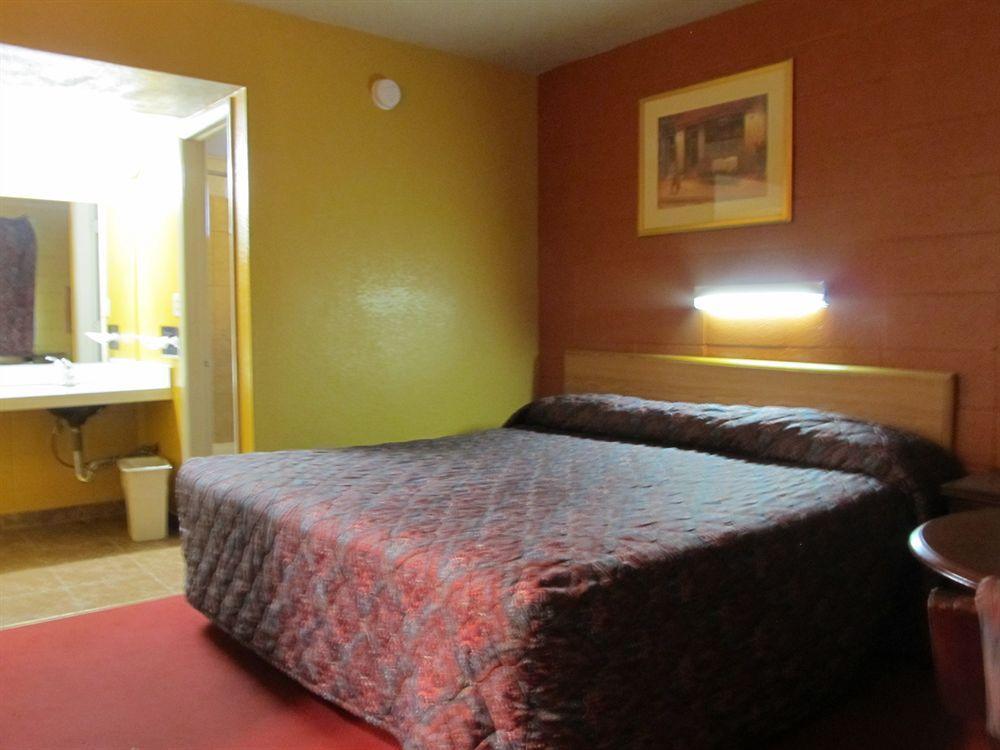 קרת'ג' Guest House Motel מראה חיצוני תמונה