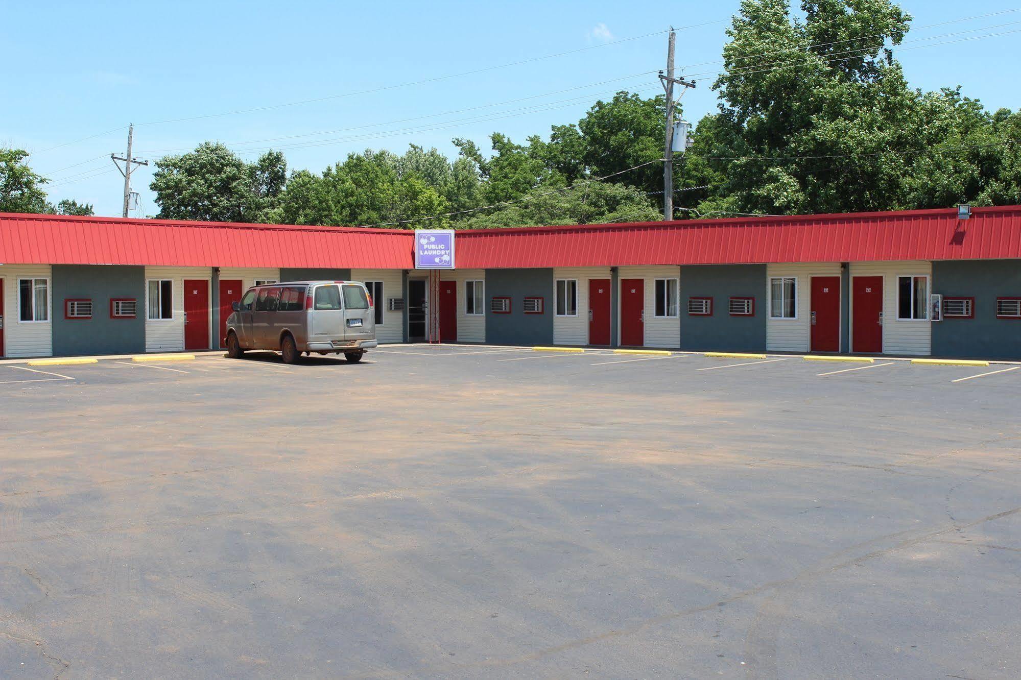 קרת'ג' Guest House Motel מראה חיצוני תמונה