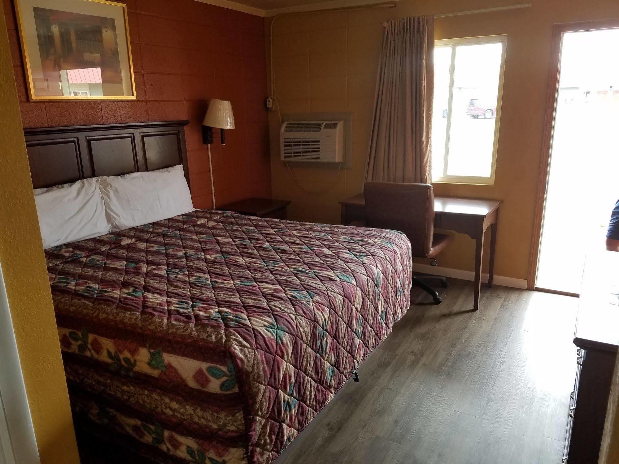 קרת'ג' Guest House Motel מראה חיצוני תמונה